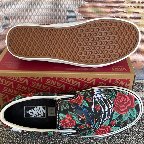 Vans WMNS Classic Slip-0n
Rose Skulls Black/True White 
VN0A7Q5D6BT
Sneakers - Picture 7 of 16